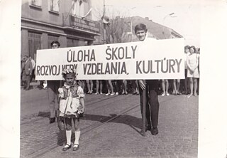 Chlapec, čo trčí spoza agitačky je dedo Fero. All about veda, vzdelanie, kultúra.