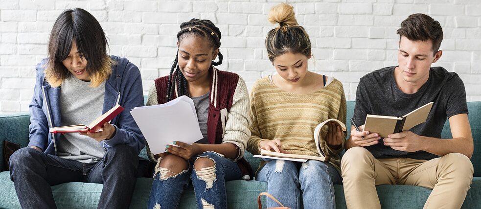 Lesende junge Menschen