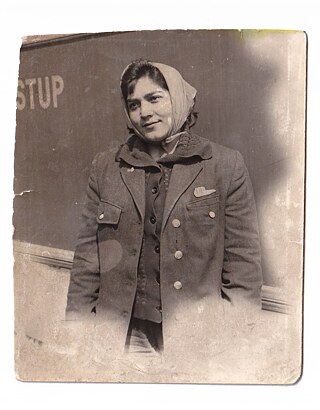 Jolana. Sestra pradeda Emila v službe ako sprievodkyňa MHD.