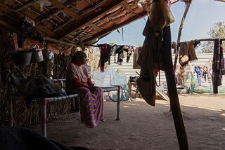 الساحل الغربي - اليمن; حياة على الساحل: أثاث أنيسة البسيط المكون من شبرية وبعض الأواني المعلقة على الجدران