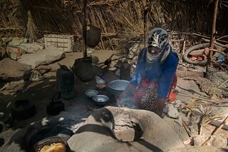 الساحل الغربي - اليمن; حياة على الساحل: ابتهال تعد طعام الغداء بالمافي