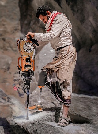 Taiz – Yemen; 90 Kilometers Between Struggle and Hope: Der Krieg nahm ihm sein Bein, nun lehnt zum Überleben auf einem Presslufthammer