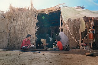 الساحل الغربي - اليمن; حياة على الساحل: أم يزن تصنع مكنسة خزف