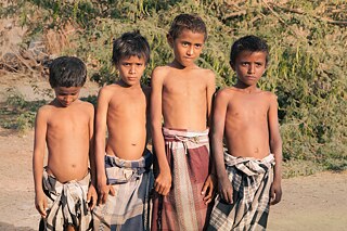 الساحل الغربي - اليمن; حياة على الساحل: أولاد يرتدون المعاوز