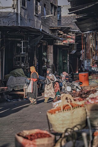 Taiz – Yemen; 90 Kilometers Between Struggle and Hope: An den Rändern des harten Lebens suchen sie nach etwas Süße