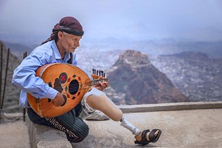 Taiz – Yemen; 90 Kilometers Between Struggle and Hope: Mit einer Beinprothese spielt für den Frieden