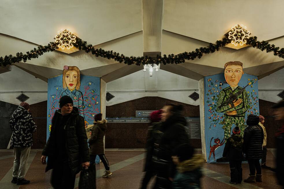 In der U-Bahn-Station „Unabhängigkeit“ in Charkiw wurde eine Ausstellung organisiert, die von Schülern einer Kunstschule im ersten Jahr der Invasion gestaltet wurde, als sie sich vor den russischen Raketen unter der Erde versteckten.