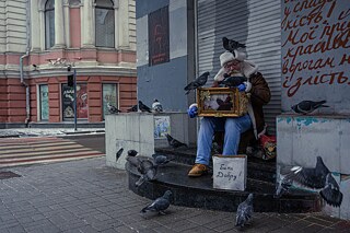 Dieser Straßenmusiker im Zentrum von Charkiw ist den Einwohner*innen der Stadt gut bekannt. Als er nach dem Abzug der russischen Armee auf die Straßen zurückkehrte, war dies für die Bevölkerung ein Zeichen dafür, dass das Leben in der Stadt allmählich wieder in normale Bahnen zurückkehrt.