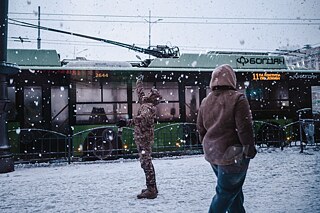 Ein Soldat freut sich über den Schnee in Charkiw.
