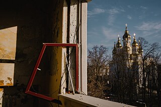 Die durch Bombenangriffe beschädigte orthodoxe Kirche im Zentrum von Charkiw