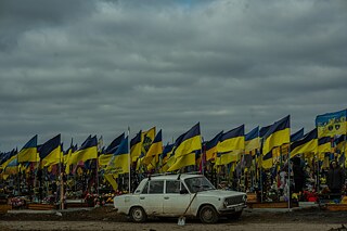 Das Auto der Friedhofsmitarbeiter mit einer Schaufel auf dem 18. Friedhof von Charkiw