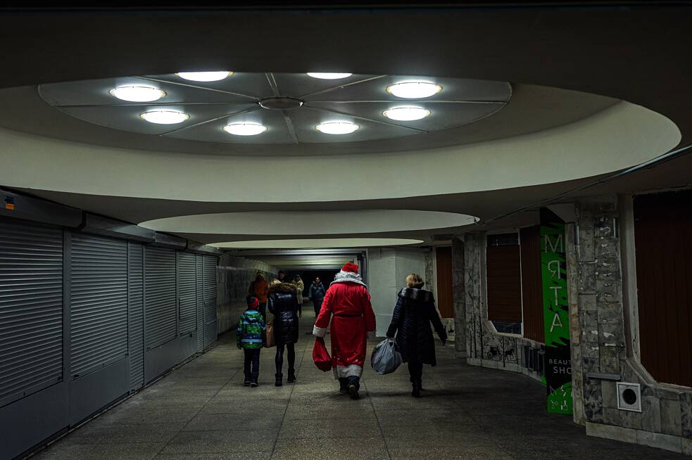Am Silvesterabend 2023 verteilt Väterchen Frost Geschenke an Kinder in unterirdischen U-Bahn-Gängen.