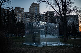 Skulptur zeitgenössischer Kunst auf dem Freiheitsplatz in Charkiw