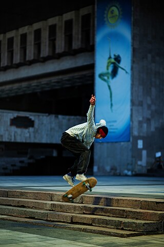 Skateboarder am Nationalen Akademischen Theater für Oper und Ballett in Charkiw