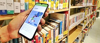 Eine Frau hält ein Mobiltelefon