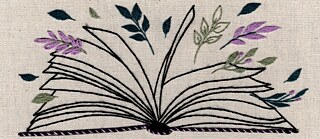 Bordado de um livro aberto com páginas espalhadas, contornado por linha preta. Ao redor do livro, há folhas e flores em tons de verde, roxo e azul. O fundo é de tecido bege claro