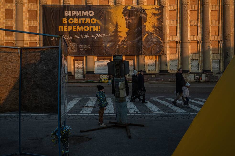 Der Freiheitsplatz. Eine russische Rakete ist in die Straße vor dem Gebäude der Regionalverwaltung eingeschlagen.