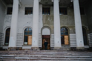 Max vor der bombardierten Medizinischen Universität von Charkiw