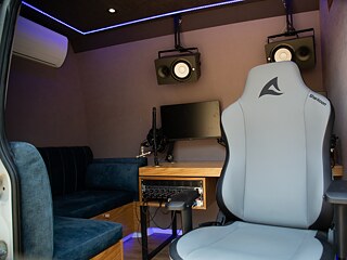 Studio Bus Radio Atheer: view of the interior/equipment.