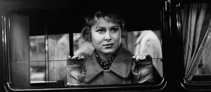 Scene from a Konrad Wolf movie: A lady leaving a car