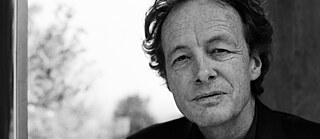 Schwarz-weiß Portraitfoto von Beat Furrer in dunklem Anzug