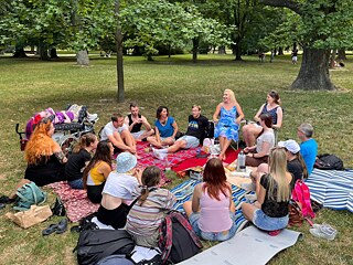 Stretnutie klubu tvorivého písania v Sade Janka Kráľa v Bratislave.