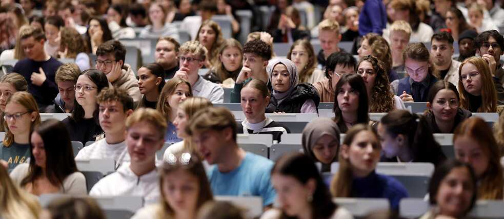 Studierende am Tag der Erstsemesterbegrüßung in der Universität zu Köln