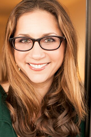 Porträt einer jungen blonden Frau mit Brille