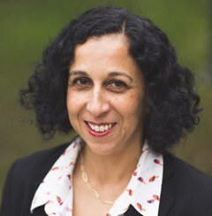 Porträt einer schwarzhaarigen lachenden Frau