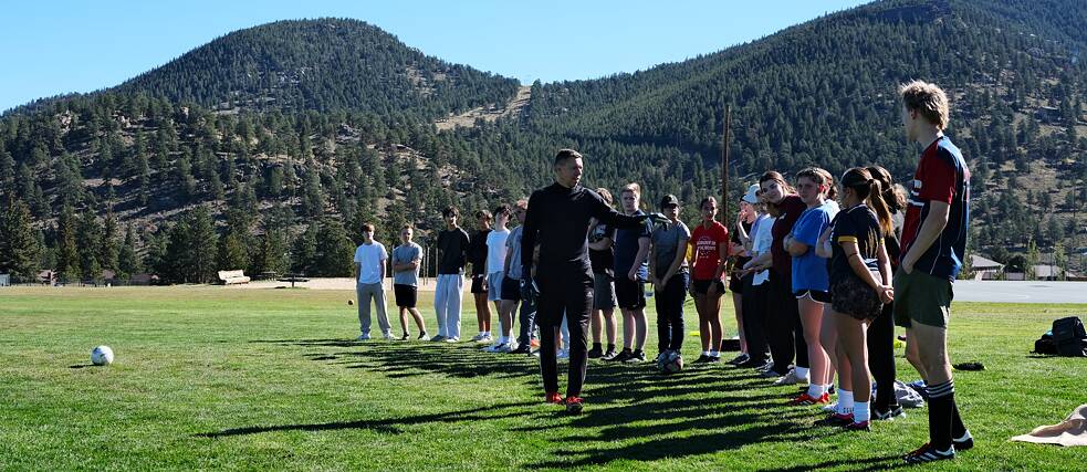 Camp de football PASCH dans le Colorado avec des élèves et l'entraîneur de football Peter Acke