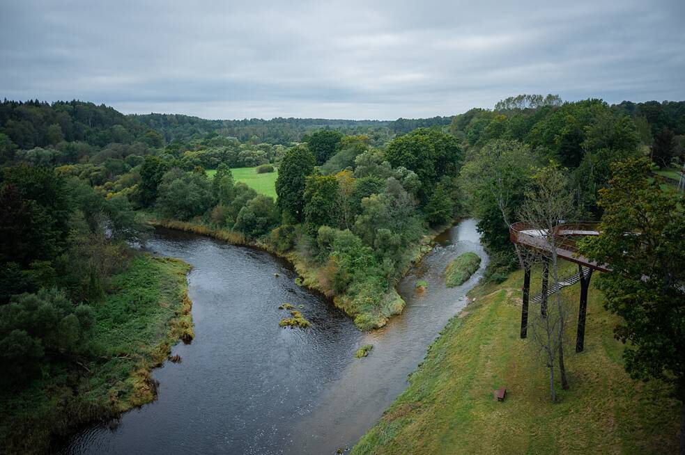 Vyhliadková plošina na sútoku riek Jūra a Akmėna.