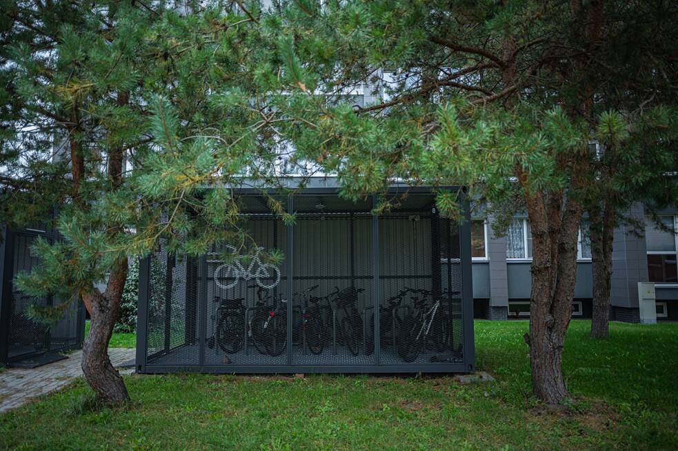 Úschovne bicyklov pre obyvateľov Tauragė. Do roku 2030 mesto plánuje vybudovať štyridsať kilometrov cyklotrás.