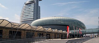 View of the Klimahaus in Bremerhaven, behind it a view of the Atlantic Hotel Sail City.