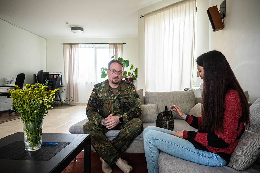 „Když jede Danny, jedeme všichni,“ říká Jacky, Dannyho žena. Manželé se přestěhovali do Litvy s dcerami, psem Apollem a kočkou Peanut v říjnu 2024.