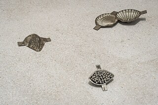 Maithu Bùi, „cu’a bom IIII“, „Bomb Shells I–IIII“, 2025. (Ausstellungsansicht)