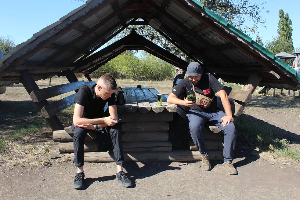 Eduard a Roman čekají na další evakuované na předávacím místě, neustále sledují detektor dronů.