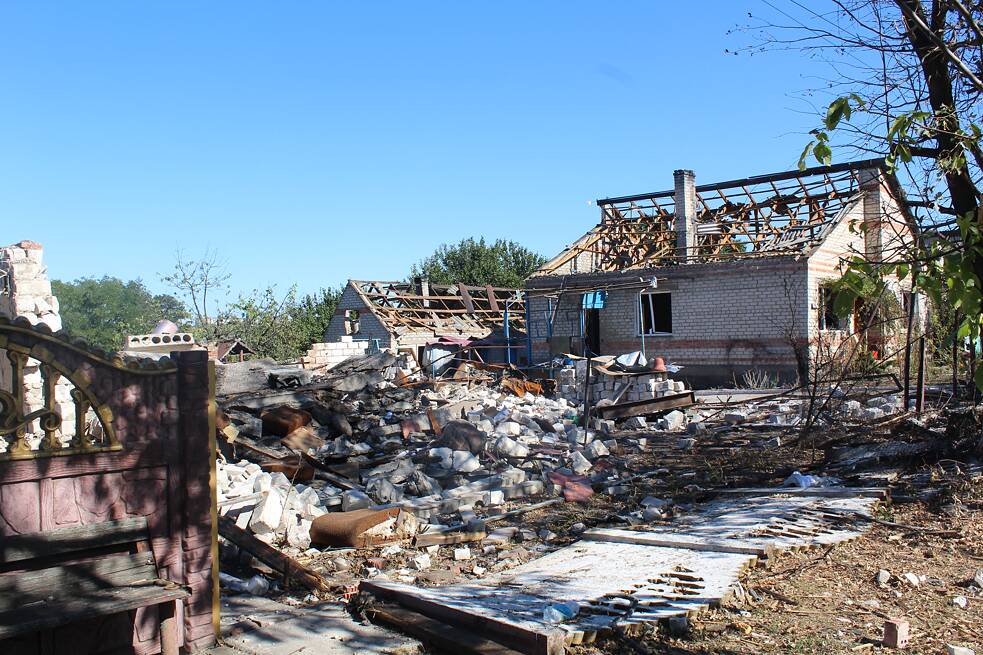 Zničený rodinný dům v Doněcké oblasti nedaleko předávacího místa evakuačních týmů, asi 30 kilometrů od fronty