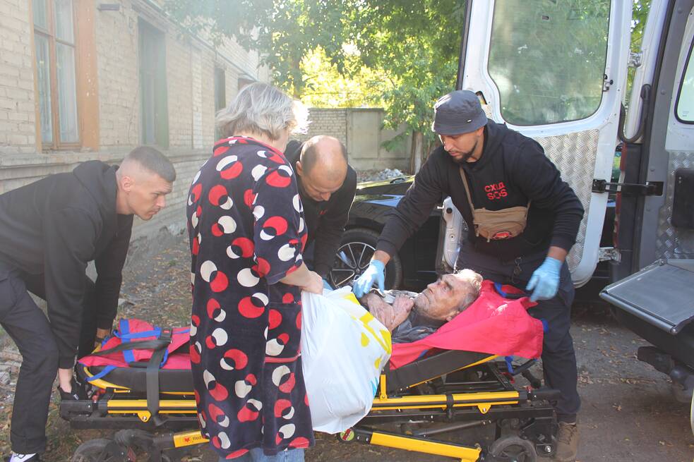 Sousedka, která se o něj starala, se se slzami v očích loučí s Olehem Semkem.