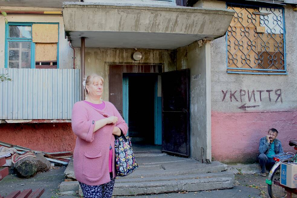 Přítelkyně z církevní obce zorganizovala evakuaci pro nedoslýchavou Adeliu Rostenko. Při loučení má slzy v očích.