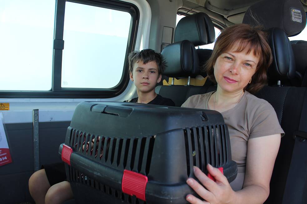 Andrej a jeho matka Ljubov Pimenova na cestě do tranzitního centra Losova