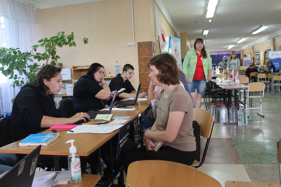 Ljubov Pimenova se se synem Andrejem registruje jako uprchlice v tranzitním centru Losova.