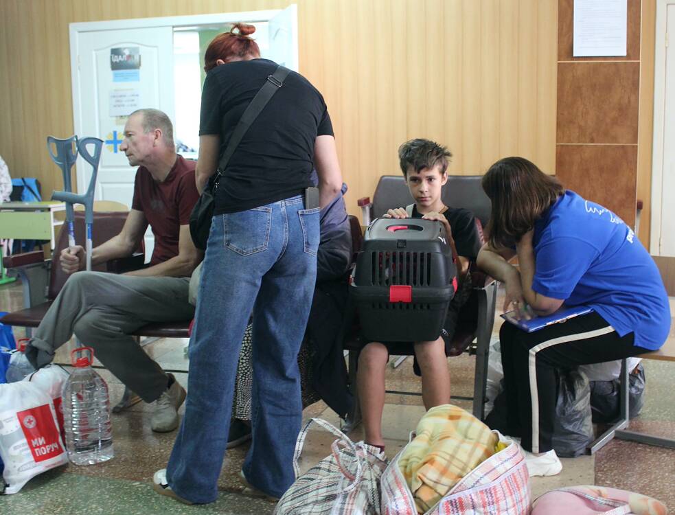 Psycholožka Natalija Levčenko hovoří s Andrejem (12) krátce po jeho příjezdu do tranzitního centra Losova v oblasti Charkiv.