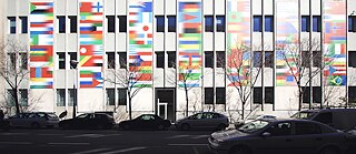 Fachada de la nueva sede del Goethe-Institut Barcelona, Roger de Flor, 224, con una instalación artística de Lucy y Jorge Orta.