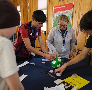 Menschen, die um einen Tisch herumstehen