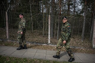 Danny a Raphael dorazili do Litvy mezi prvními, aby pomohli položit základy první německé stálé zahraniční brigádě.