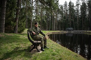 V Německu se Raphael často setkával se skeptickým pohledem na svou službu v armádě. Tady se cítí víc přijímaný: „Člověk tu může být voják a cítit se dobře ve své kůži.“