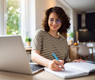 Die Lehrerin nimmt an der Online-Schulung teil.