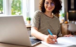 Die Lehrerin nimmt an der Online-Schulung teil.