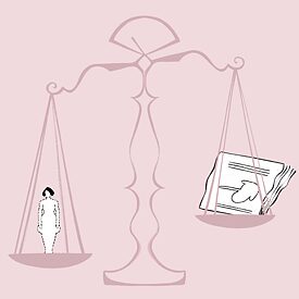 Ілюстрація: терези, на який зважують газету та жінку