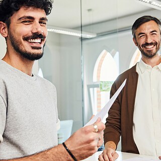 Mann informiert sich beim Goethe-Institut